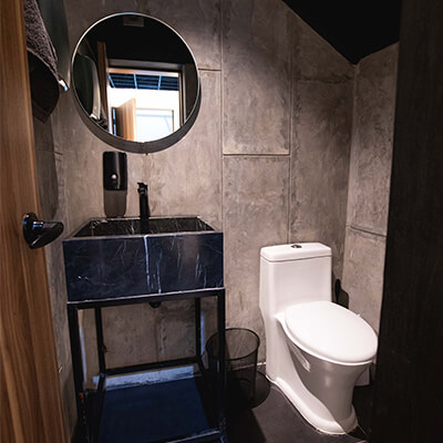 fotografía del interior de un baño rustico